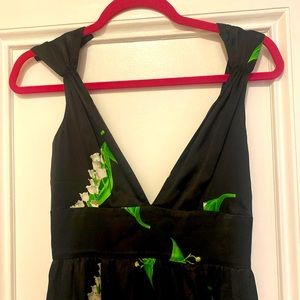 Cynthia Rowley 100% silk mode/maxi w slit and deep V neck. Self lined.